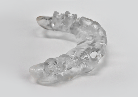 Un guide chirurgical dentaire translucide imprimé avec de la résine Raydent Surgical Guide sur une imprimante 3D Zortrax Inkspire.